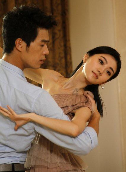女子以男子打伤人，进监狱为由，骗取男子母亲钱财